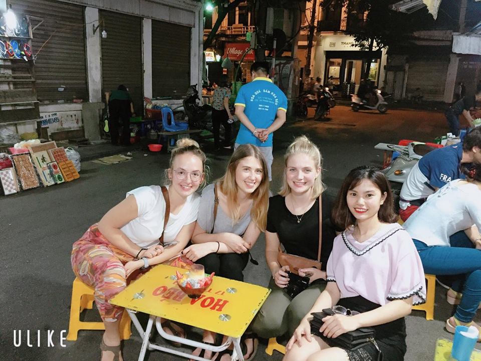 Private-Hanoi-Street-Food-Tours-at-night