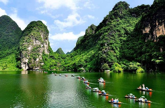 Cruising-boat-Trip-to-Trang-An-Grottoes