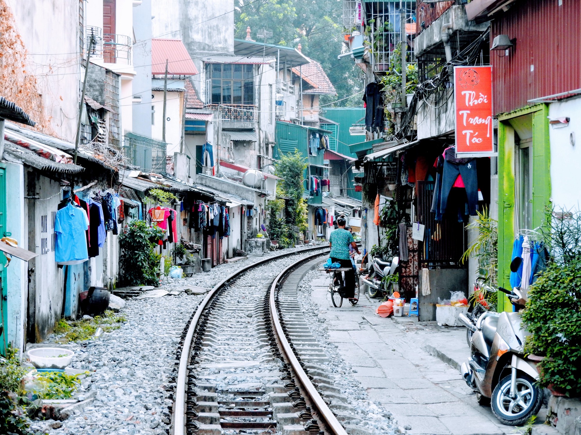 hanoi-train-street