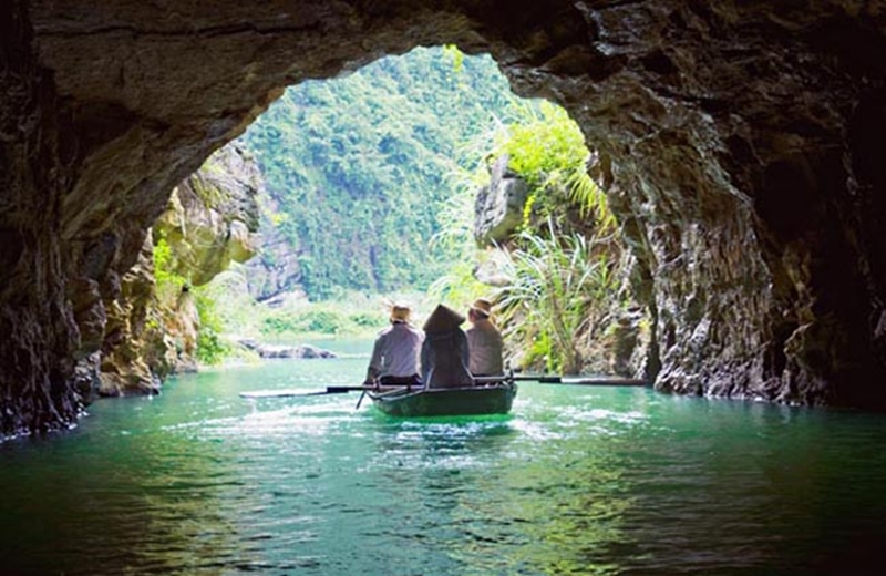 Light-cave-at-trang-an-grottoes