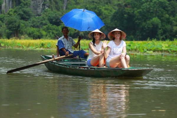 rowing-boat-trip-at-tam-coc