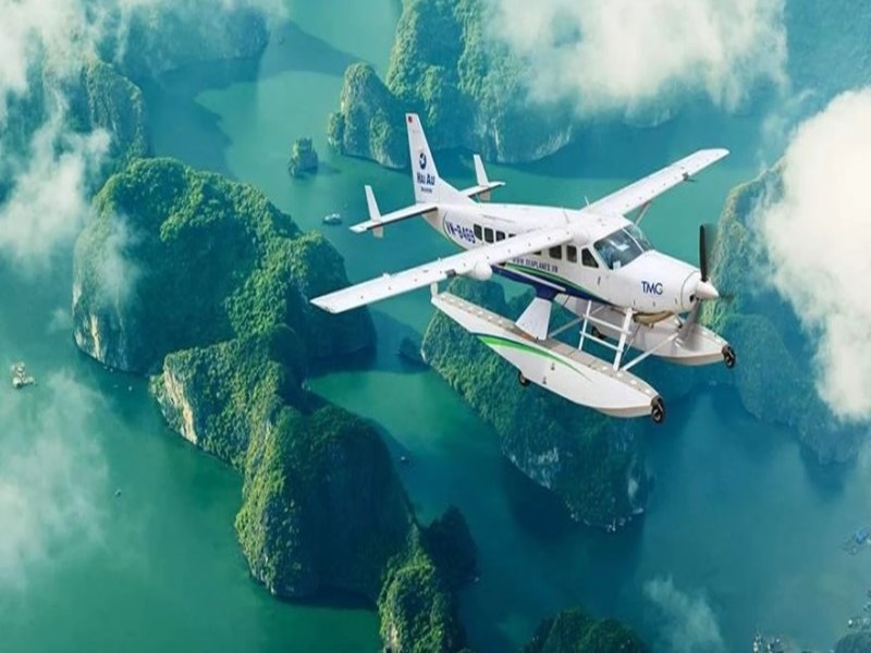 seaplane-in-ha-long-bay
