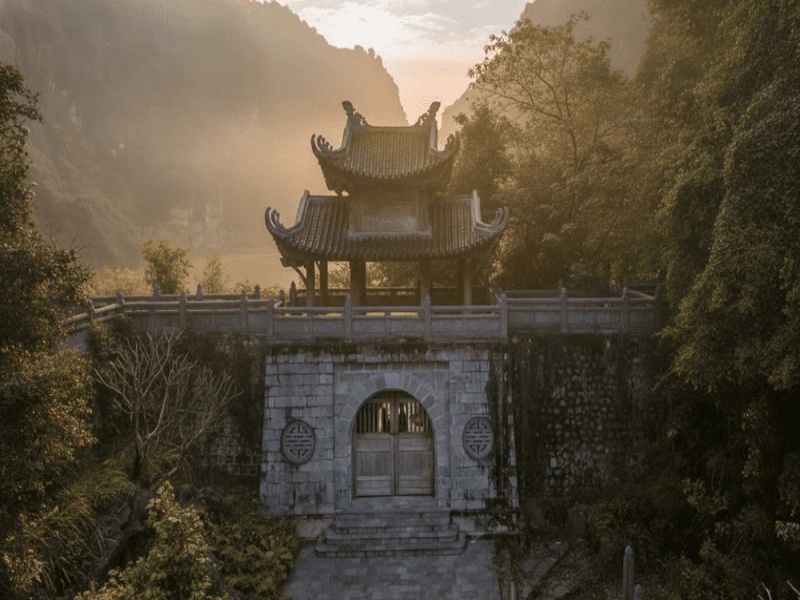 Couples flock to this historic wall for romantic wedding shoots, while young visitors love it for stunning social media pics.