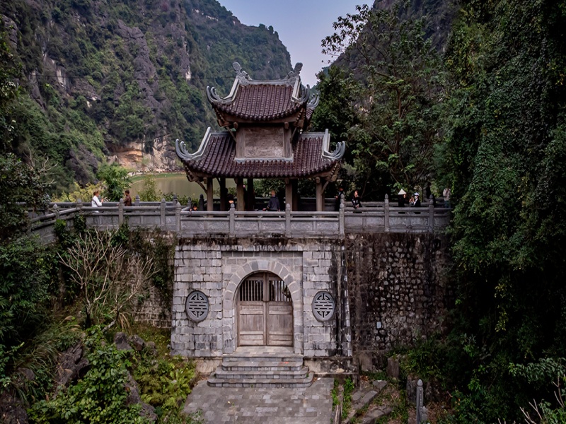Am Tien Cave (also known as Tuyet Tinh Coc) is located about 400 meters from the East Gate of King Dinh Tien Hoang Temple, along the Trang An route.