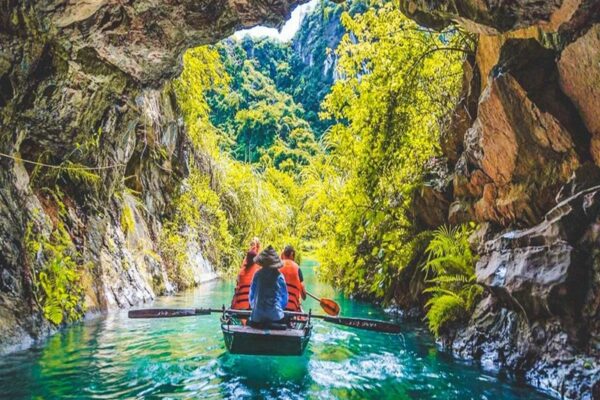 Explore the beauty of Tam Coc by a boat trip