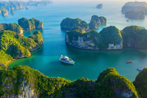 Perfect Day Trip: Deluxe Halong Bay 6-Hour Cruise with Limousine Transfer from Hanoi.