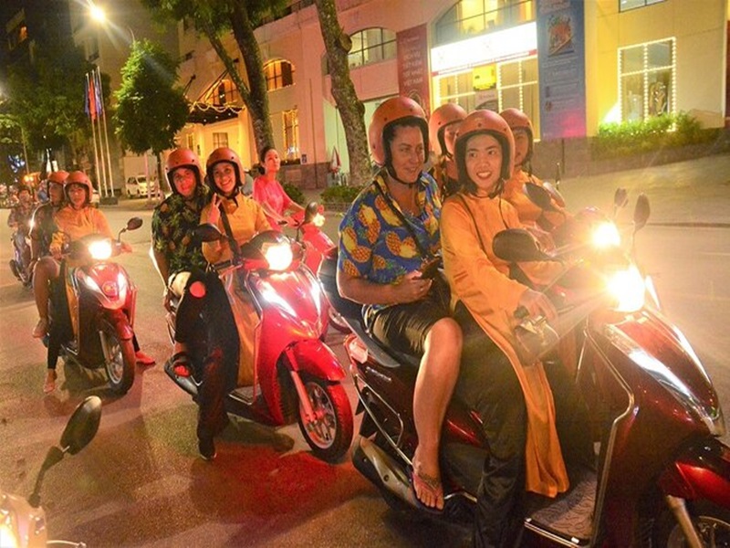 Hanoi-motorbike-at-night