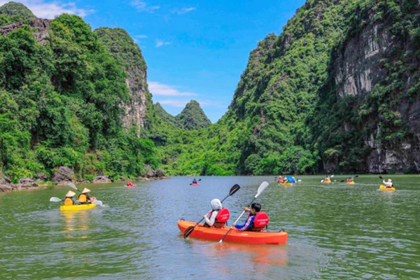 kayaking-at-trang-an-grottoes