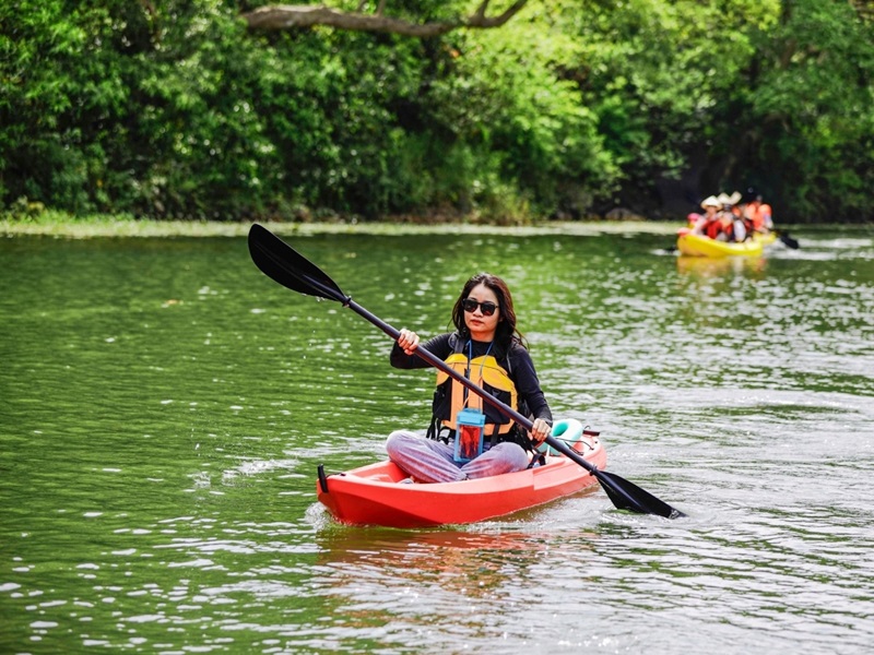 tourist-is-doing-kayak-at-trang-an