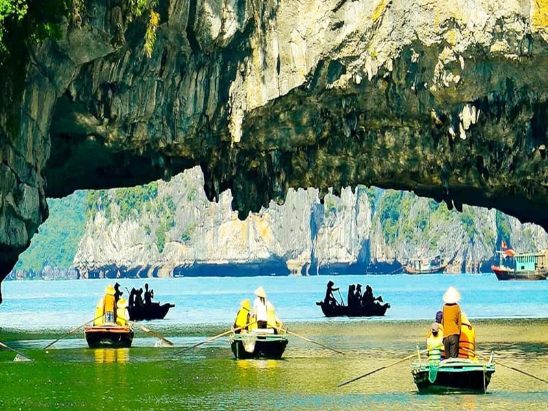 10-Best-Caves-in-Halong-Bay