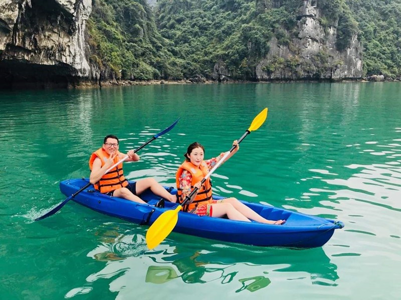 kayaking-in-lan-ha-bay