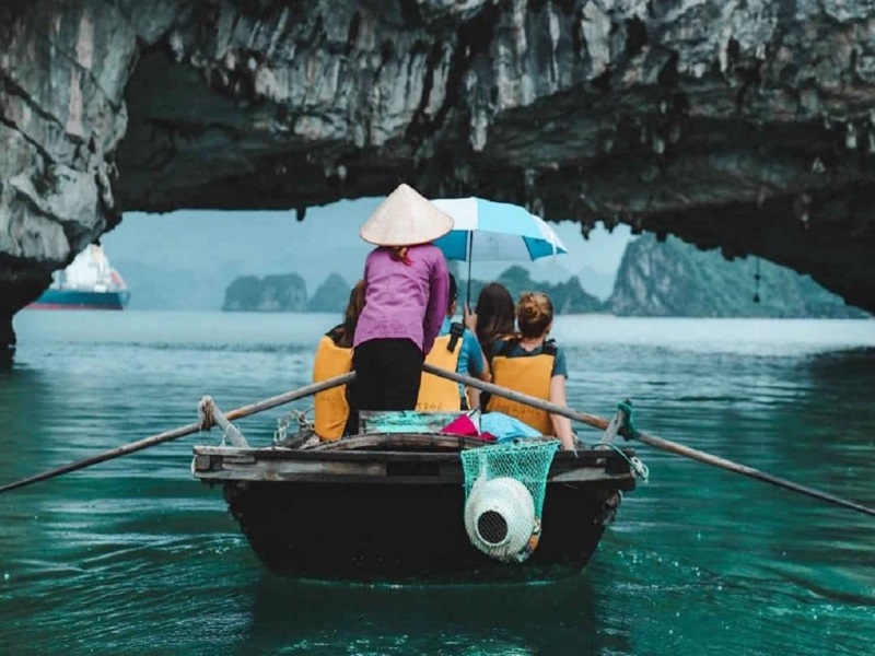 explore-caves-in-halong-bay-by-bamboo-boat