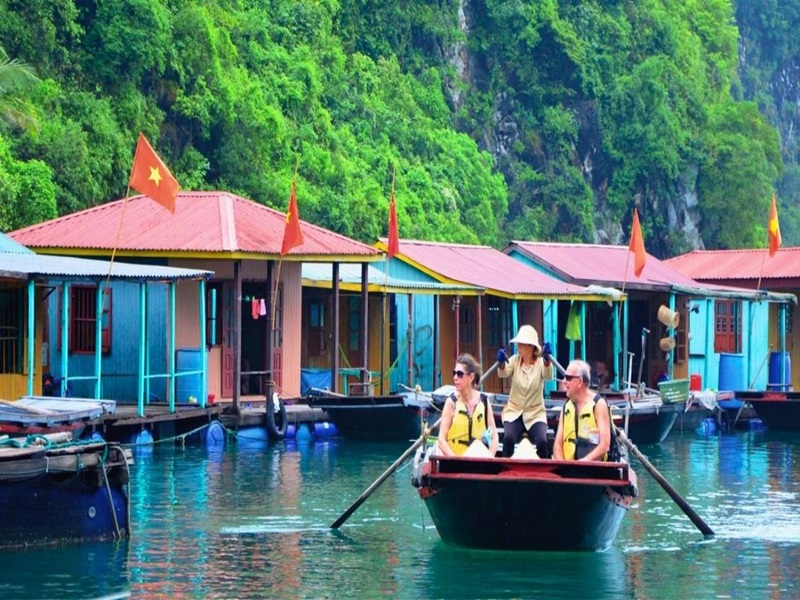 visit-floating-village-in=halong-bay