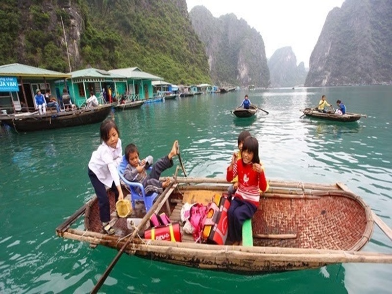 local-kids-at-cua-van-floating-village