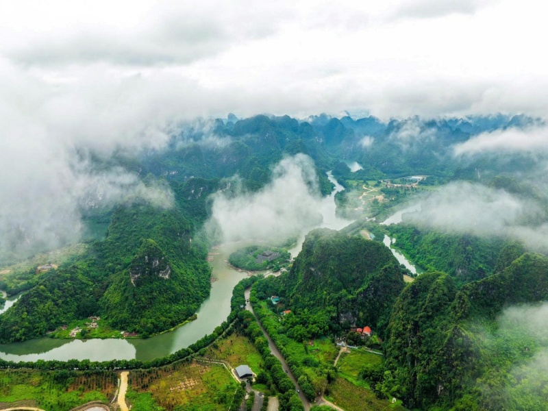 December Ninh Binh: misty fog veils limestone peaks, reeds—ideal for Trang An boats, sacred sites.