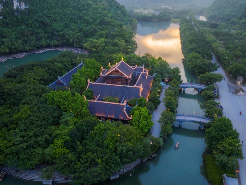Explore Ninh Binh in dry December: little rain, ideal for caves and majestic boat vistas.