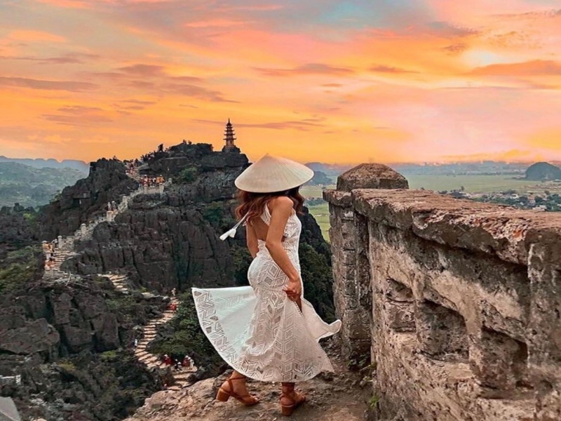 Mua Cave Summit: Steep Climb Reveals Rivers, Rice Fields, and Cliffs