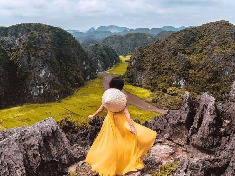 You can combine Bich Dong with Tam Coc and Mua Cave to create a perfect one-day itinerary in Ninh Binh.