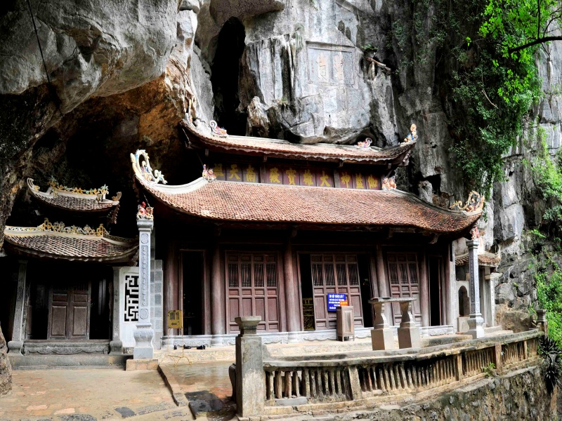 Explore Bich Dong Pagoda: three-tiered wonder tucked in caves, framed by breathtaking Ninh Binh scenery!