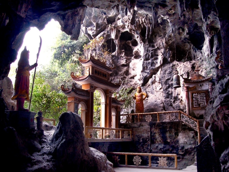 Dich Long Pagoda in Ninh Binh: majestic mountains, serene rivers, ancient shrines fused with stunning cave wonders!