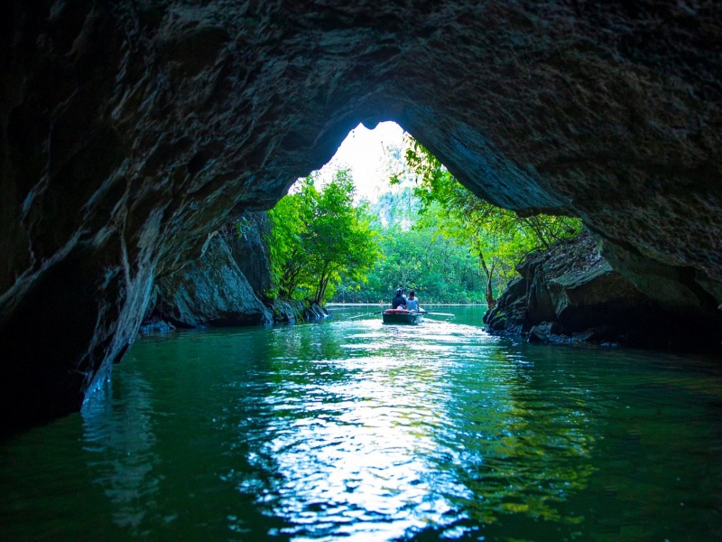 Route 3 is considered the most beautiful and impressive boat trip in Trang An