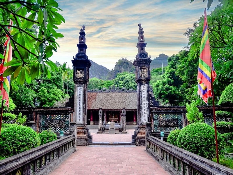 Step into Hoa Lu's heart: 17th-century temples to Kings Dinh & Le, with unique courtyard designs!