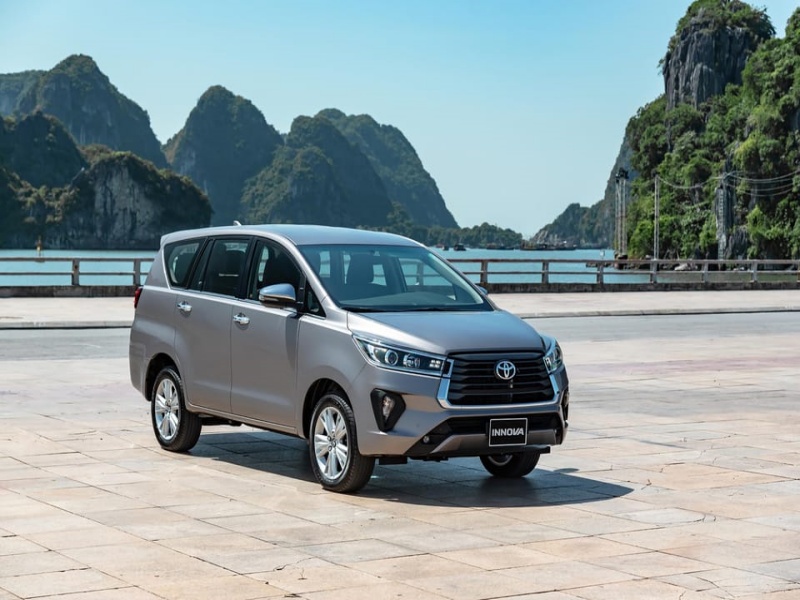 Chartered cars from Hanoi to Ha Long provide door-to-door comfort at higher prices than buses