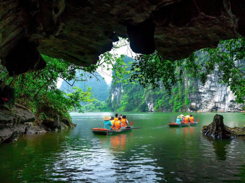 Light bursts back! Emerge into Trang An's surreal valley of karst mirrors!