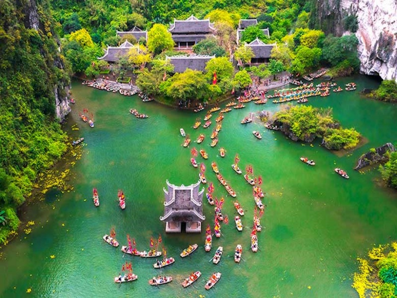 Go trang an boat ride if you crave caves, temples & epic scenery beyond just views!