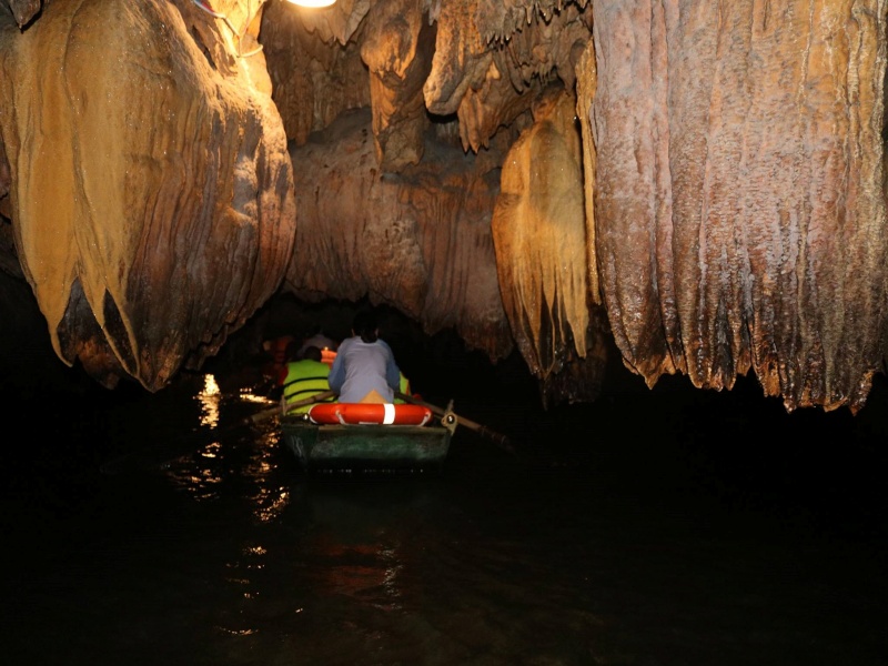 Trang An cave boat: Stalactites drip amid echoing waters in Ninh Binh!