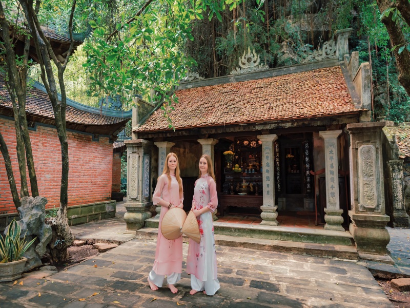 Climb to hidden pagodas in valleys or quiet paths: history, serenity, and epic scenery in one adventure.