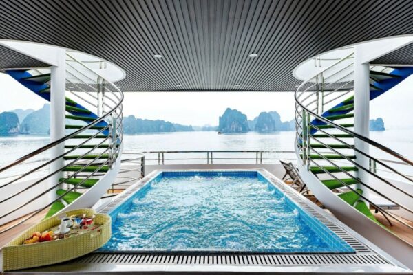 hercules-cruise-outdoor-jacuzzi