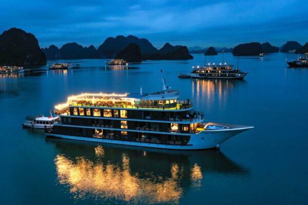 Doris Cruise to Lan Ha Bay provides with outdoor swimming pool, private balcony