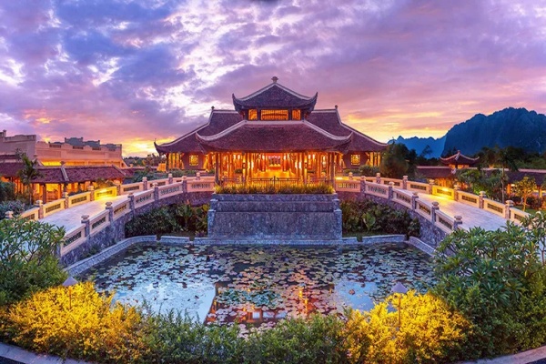 Top hotels in Ninh Binh offer luxury amidst stunning landscapes.