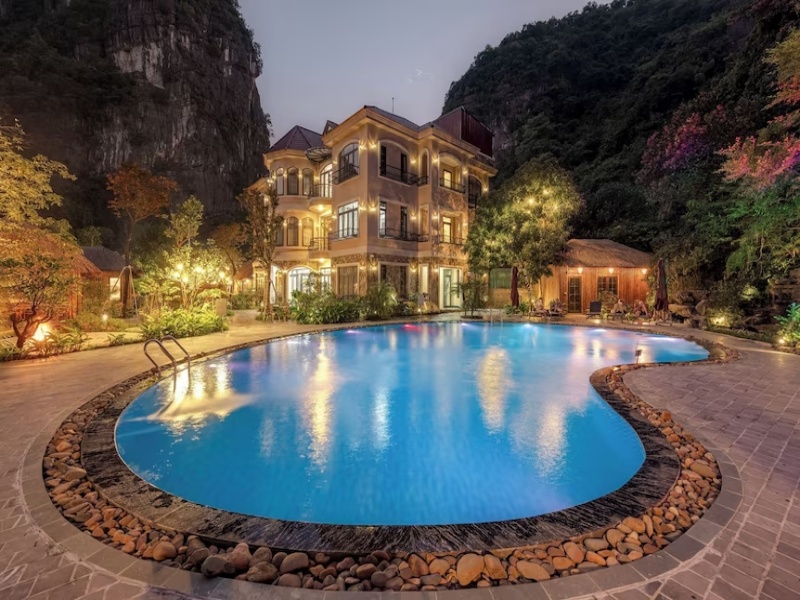 Explore convenient hotels in Ninh Binh's beautiful landscapes
