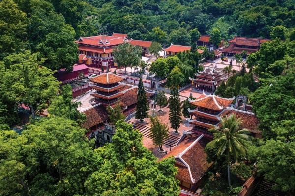 Perfume Pagoda Vietnam is a vast Buddhist temple complex in Huong Tich mountains, 60km southwest of Hanoi.