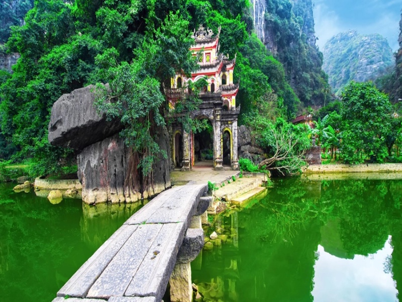 visit bnich dong pagoda in early morning in march to avoid crowds