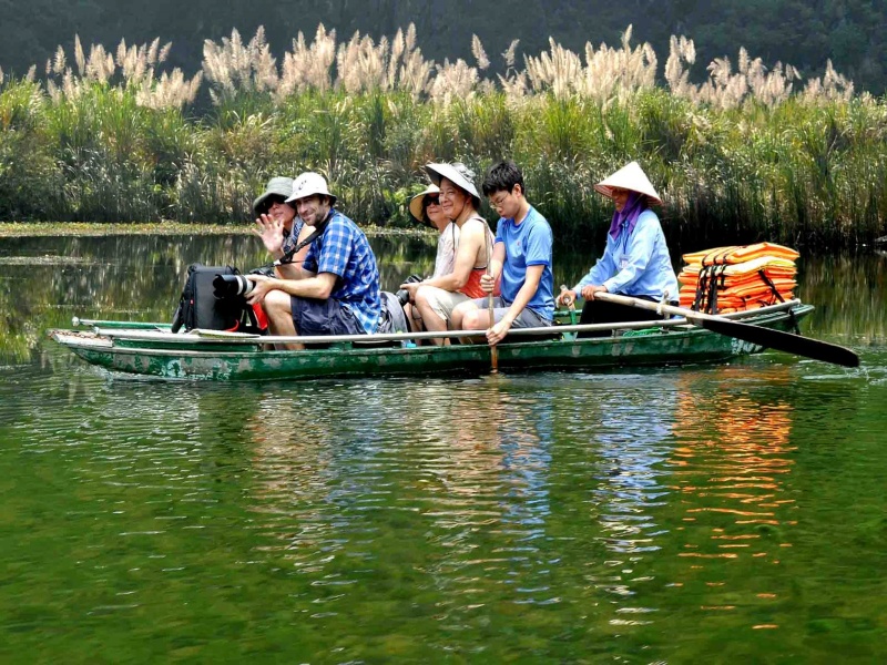 Ninh Binh autumn shines: Comfy 24-30°C, decreasing rains, stunning views—traveler's favorite season!