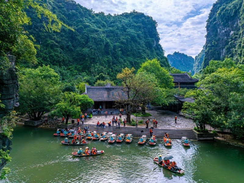 September mornings in Ninh Binh offer peaceful views, cool air, mist over mountains and river