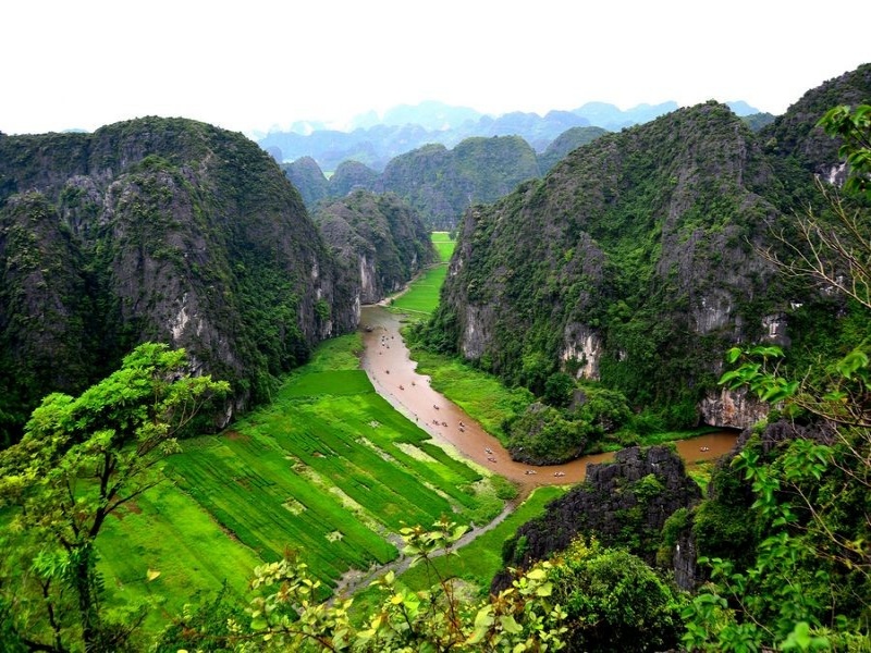 In March, Ninh Binh's landscape boasts the fresh, verdant beauty of spring, with cool weather, little rain, and pleasant temperatures