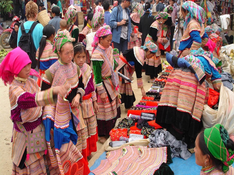 Visit traditional markets in winter to glimpse the daily life of ethnic minority communities.