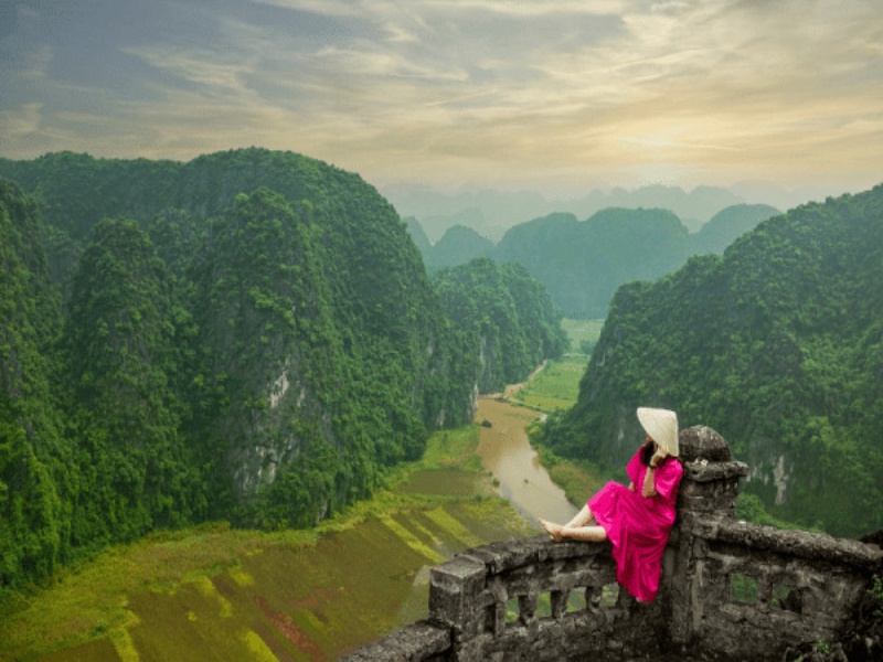 Discover Mua Cave in Oct: cooler temps, soft breezes, stunning 486-step views.