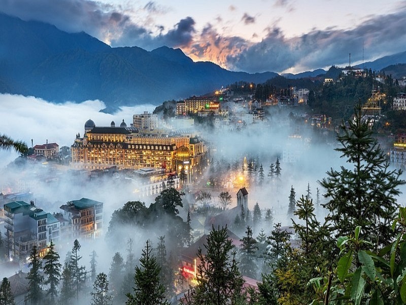 Sapa weather in February brings spring colors, peach blossoms, white plums, and fresh air.