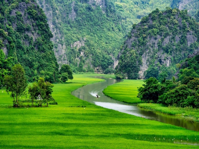 Tam Coc in March is prime for boat trip—cool spring, minimal rain, village paths, limestone vistas.