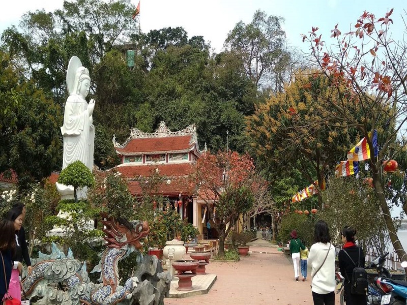 Non Nuoc Pagoda in Ninh Binh, built in the Ly era, mesmerizes with its serene setting amid Vietnam's majestic landscapes.