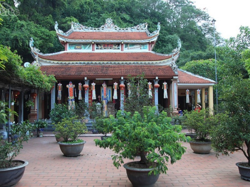 Traditional curves, tiled roofs, lush gardens, harmonious gates/halls—pure peace at Non Nuoc Pagoda