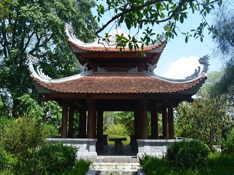 Nghinh Phong House: Scholars' poetic retreat atop the mountain—quiet, reflective, less crowded haven.