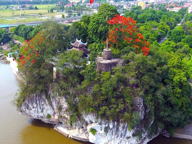 Non Nuoc Pagoda Ninh Binh: simple stair climb to quiet serenity and authentic local charm.