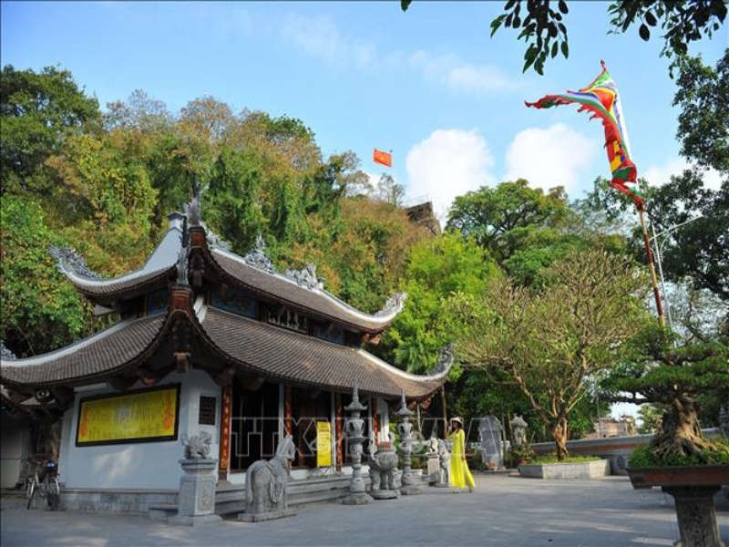 Spring's ideal: Pleasant chill for excursions, Buddhist rites; gaze at Day River, Non Nuoc Bridge, city calm.